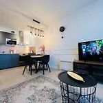 Ljupka - - With Private Free Parking شقة *