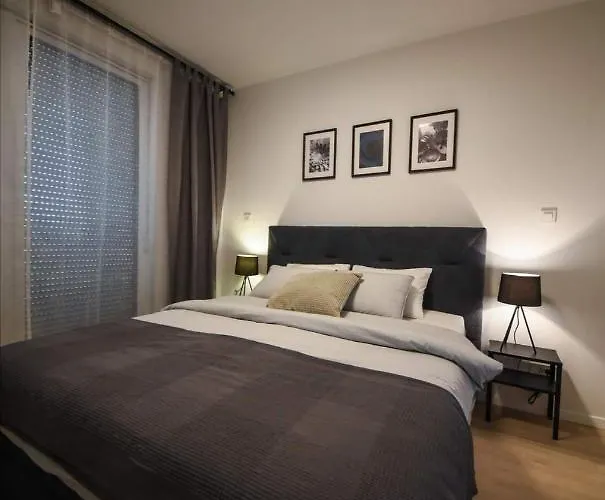 Ljupka - - With Private Free Parking شقة