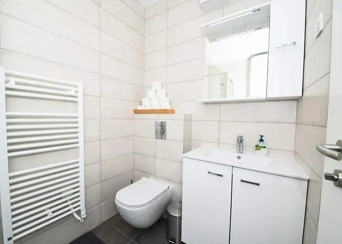 Ljupka - - With Private Free Parking شقة *